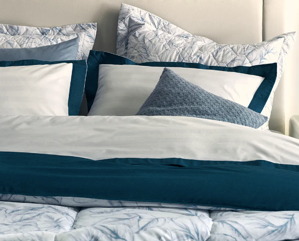 A arte de montar uma cama posta harmoniosa com diferentes estampas